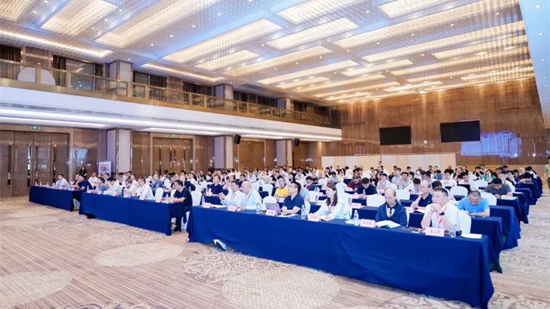 QGM svítí na roce 2025 „Exchange Conference o komplexním využití typického pevného odpadu v ekonomickém pásu řeky Yangtze a 7. technologické konferenci o výrobě a aplikaci recyklovaných materiálů, které využívají nové materiály“.