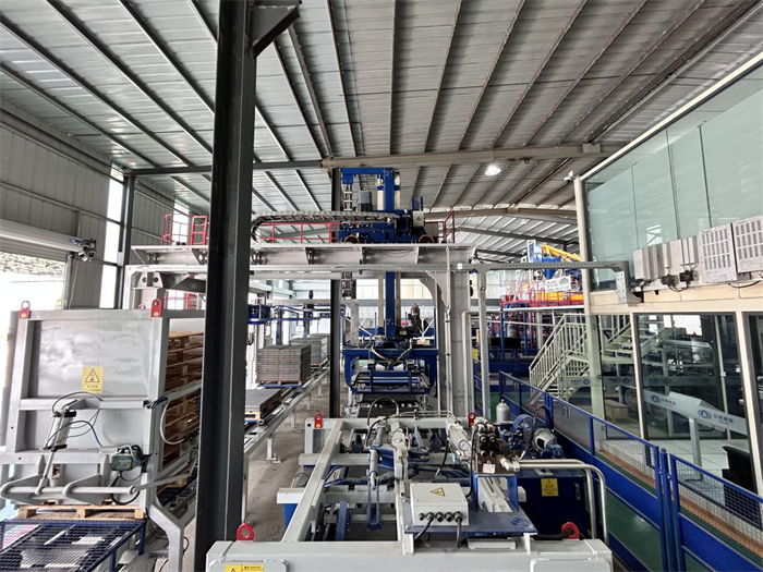 Výrobní linka na výrobu PC cihel z imitace kamene řady ZN společnosti QGM byla úspěšně uvedena do výroby u přední společnosti zabývající se ekologickými stavebními materiály v jihozápadní Číně.