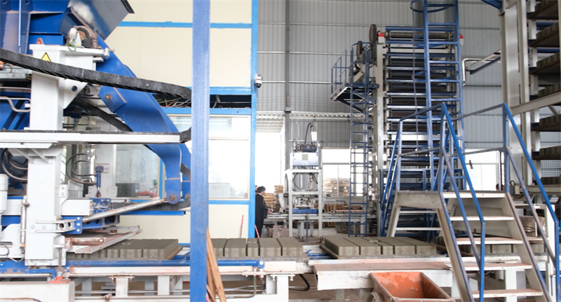 Jeden stroj, více kostek, úspora energie a snížení uhlíku, model QGM Zenith 15 vytváří „model QGM“ zelených stavebních materiálů