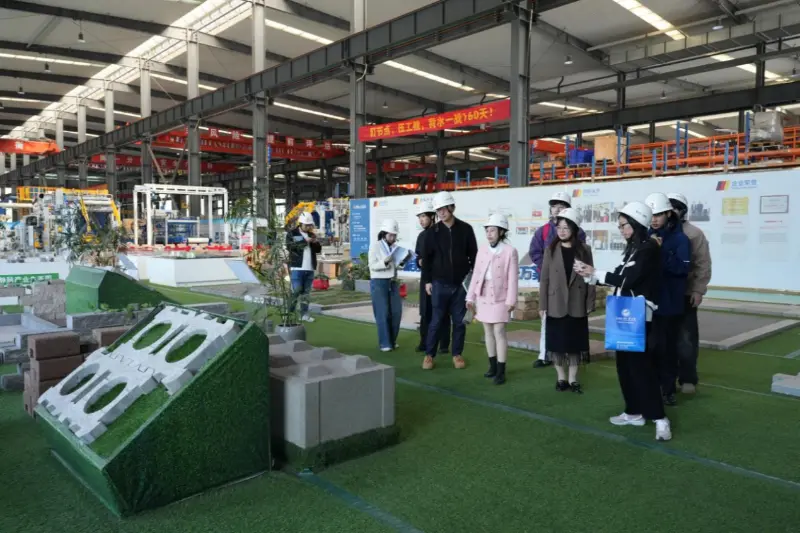 Společnost Quangong Machinery Co., Ltd. se zaměřuje na potřeby rozvoje v zámoří a spolupracuje s Univerzitou zahraničních studií a obchodu Fuzhou na kultivaci mezinárodně orientovaných talentů.