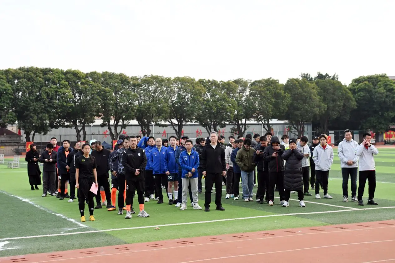Quangong Machinery Co., Ltd. přispěla k úspěšnému pořádání 7. fotbalového turnaje „Quangong New Year Cup“ ve Fengzhou.
